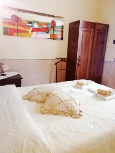 a white bed with two books on top of it at Bed and Breakfast Evelina in Lucca