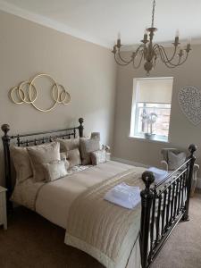 um quarto com uma cama grande e um espelho por cima. em Strother's Townhouse em Berwick-Upon-Tweed
