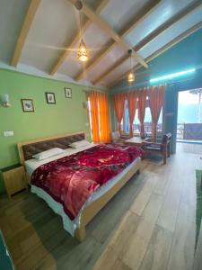 um quarto com uma cama grande e um edredão vermelho em JAYANTI MOTHER NATURE HOMESTAY MUNSYARI em Munsyari