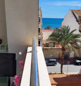 un balcone con vista sull'oceano. di Appartement El Campello plage a El Campello