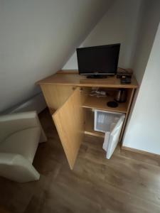 Televízia a/alebo spoločenská miestnosť v ubytovaní Sokolí hnízdo