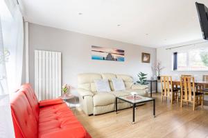 a living room with a couch and a table at Stevenage Contractors x8 New 3 bedroom House Free Wifi, Parking, Towels all inclusive & Large Garden in Stevenage