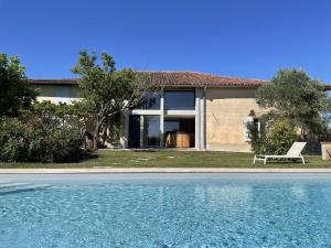 een huis met een zwembad voor een huis bij Domaine de Quintalone in Cintegabelle