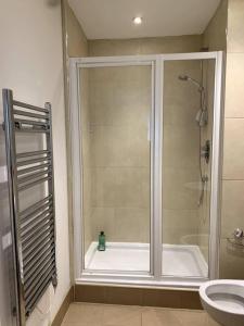 La salle de bains est pourvue d'une douche, d'une baignoire et de toilettes. dans l'établissement Large Private Flat in City Centre Leeds, à Leeds