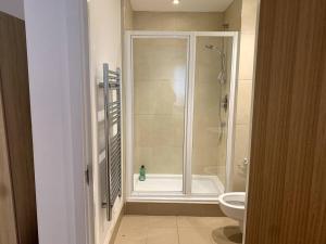 La salle de bains est pourvue d'une douche et de toilettes. dans l'établissement Large Private Flat in City Centre Leeds, à Leeds