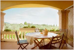 a patio with a table and chairs on a balcony at RTA Costa Etrusca in San Vincenzo