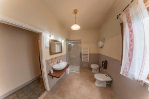 Koupelna v ubytování Agriturismo La Ripolina
