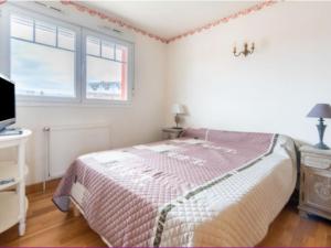 a white bedroom with a bed and a window at Appartement Hendaye, 2 pièces, 4 personnes - FR-1-2-302 in Hendaye