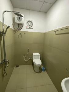 uma casa de banho com um WC, um chuveiro e um lavatório. em Rock View Home Stay em Dambulla