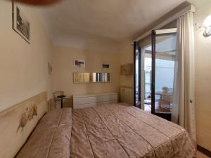 ein Schlafzimmer mit einem großen Bett in einem Zimmer in der Unterkunft Laura Apartment in the heart of Florence in Florenz