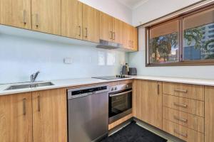 Kuchyň nebo kuchyňský kout v ubytování Joyful Esplanade City Stay