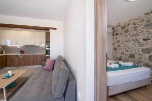 ein Wohnzimmer mit einem Sofa und einer Küche in der Unterkunft Vigla Apartments No.3 in AmigdhalokeFálion