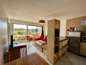 cocina y sala de estar con sofá y mesa en Appartement Quiberon, 2 pièces, 2 personnes - FR-1-478-64, en Quiberon