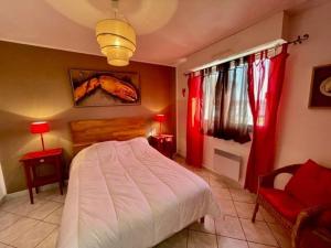 1 dormitorio con cama y cortina roja en Appartement Quiberon, 2 pièces, 2 personnes - FR-1-478-64, en Quiberon