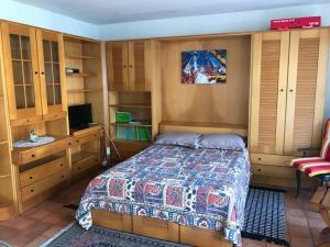 a bedroom with a bed and a desk and cabinets at Studio Saint-Jean-de-Luz, 1 pièce, 2 personnes - FR-1-4-522 in Saint-Jean-de-Luz