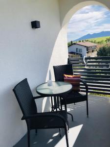 a patio with two chairs and a table and a table and chairs at Ferienwohnung Vivien in Rieden