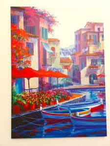 une peinture de bateaux dans l'eau avec des bâtiments dans l'établissement Le perle della Costiera, à Sorrente