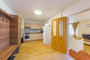 Kuchyňa alebo kuchynka v ubytovaní Apartmány Lipno 46