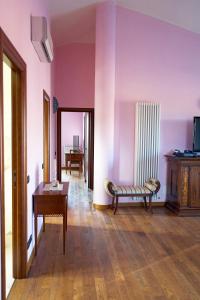 a living room with a bench and a table at Il Castellano Vacanze in Porto SantʼElpidio