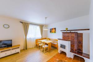 Televízia a/alebo spoločenská miestnosť v ubytovaní Apartmány Lipno 46