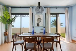 a dining room with a table and chairs at Villa Pueblo Don Thomas in San Sebastián de la Gomera