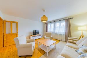 Televízia a/alebo spoločenská miestnosť v ubytovaní Apartmány Lipno 46