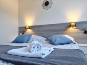 ミエンジズドロイェにあるVilla Międzyzdrojeのベッドルームにタオル付きのベッド2台が備わります。