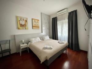 een slaapkamer met een bed en een raam bij Casa Mia Guesthouse in Rome