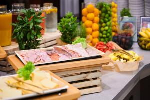 um buffet com carne e queijo e frutas e legumes em Radisson Blu Szczecin em Szczecin