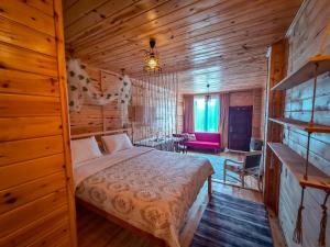 a bedroom with a bed in a wooden cabin at Dagevi Butik Apart in Uzungöl