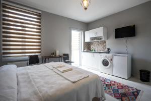 1 dormitorio con 1 cama y cocina con lavadora en Zelya İstanbul flats, en Estambul