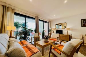 ein Wohnzimmer mit Sofa und Tisch in der Unterkunft Villa Marie 1 - Superbe appartement climatisé 2 chambres Vue Mer in Le Grau-du-Roi