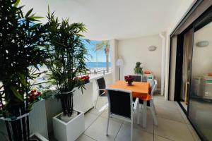 ein Esszimmer mit einem Tisch und Blick auf das Meer in der Unterkunft Villa Marie 1 - Superbe appartement climatisé 2 chambres Vue Mer in Le Grau-du-Roi + 26 Fotos