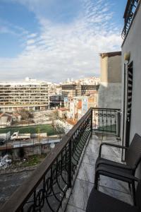 balcón con 2 sillas y vistas a la ciudad en Zelya İstanbul flats, en Estambul