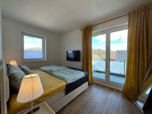 1 dormitorio con cama y ventana grande en Moin Moin, en Wildeshausen