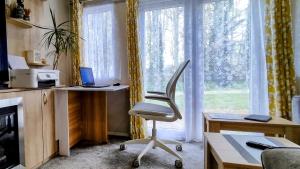 um escritório com uma cadeira, uma secretária e uma janela em Billing Aquadrome, Kingfisher Meadows 12 em Great Billing