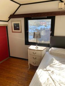 1 dormitorio con cama y ventana en LIA en Lorenskog