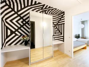 Zimmer mit Spiegel und Schlafzimmer in der Unterkunft Stadthotel Hollabrunn in Hollabrunn
