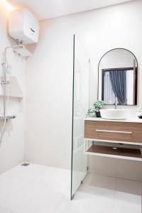 uma casa de banho com um lavatório e um espelho em Urbanisia em Betek
