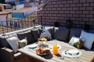 une table avec deux assiettes de nourriture sur un balcon dans l'établissement Fish Village Terrace Luxo, à Vila Nova de Gaia
