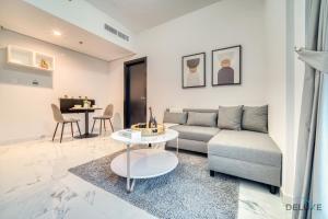 Posezení v ubytování Classic 1BR at MAG 510 Dubai South by Deluxe Holiday Homes