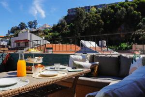 d'une terrasse avec une table et des chaises sur un balcon. dans l'établissement Fish Village Terrace Luxo, à Vila Nova de Gaia