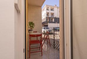 Habitación con vistas a un balcón con mesa y sillas. en Apartment Fiorella en Pula