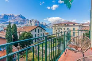 balcone con vista sull'acqua e sulle montagne. di Casa Ester by Wonderful Italy a Bellagio