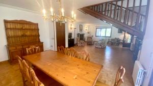 uma sala de jantar e sala de estar com uma mesa de madeira em Casa Rústica Cristina em Calafat