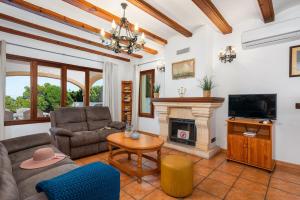 sala de estar con chimenea y TV en Villa Diego - PlusHolidays, en Benissa