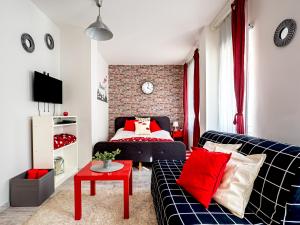 A bed or beds in a room at Colors Apartment