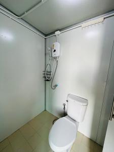 uma casa de banho com um WC e um chuveiro em เรือนแพคุณมน-Khun Mon Raft em Kanchanaburi