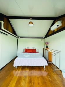 Postel nebo postele na pokoji v ubytování เรือนแพคุณมน-Khun Mon Raft