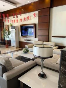 uma grande sala de estar com sofás e uma televisão em Burj Al Dana Four seasons Hotel em Al Jubail